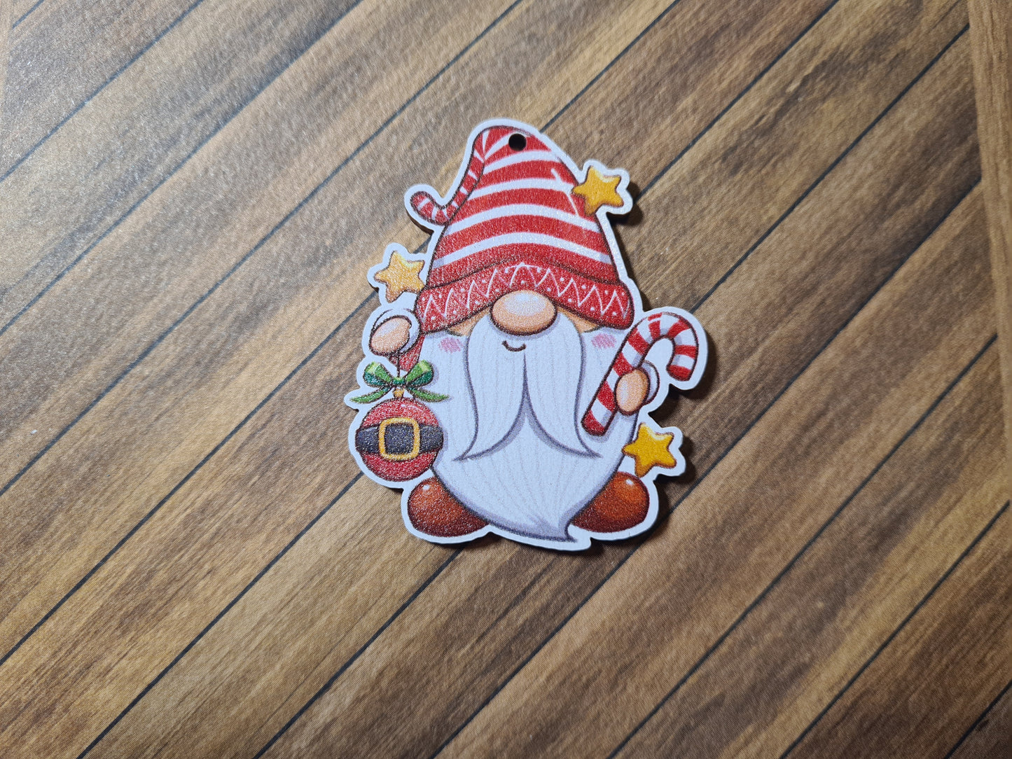 Cover Minder - Gnom mit Christbaumkugel