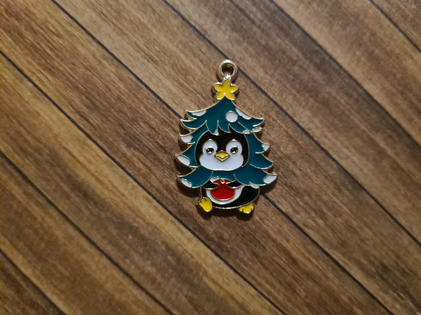 Cover Minder - Pinguin mit Weihnachtsbaum